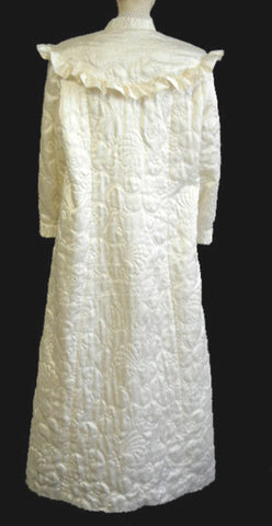 *VINTAGE NEIMAN MARCUS VERY FEMININE SATINY RUFFLED QUILTED ROBE MADE IN HONG KONG IN CREAM SODA