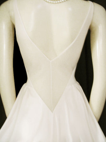 VINTAGE OLGA BRIDAL ALL LACE BODICE SPANDEX NIGHTGOWN WITH SHEER BACK IN OYSTER - SIZE MEDIUM