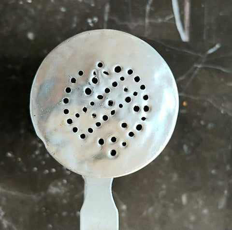 *VINTAGE METAL POWDER SUGAR / SHAKER SALT SHAKER - (1 SALT SHAKER)