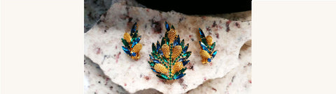 VINTAGE SPARKLING ROYAL BLUE & EMERALD GREEN MARQUIS AND ROUND RHINESTONE PIN AND EARRINGS SET
