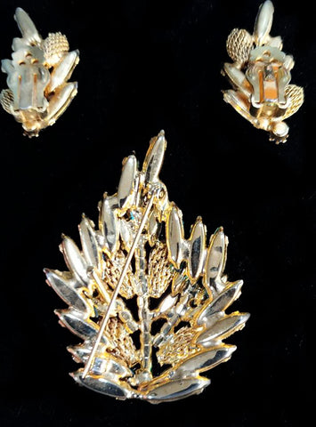 VINTAGE SPARKLING ROYAL BLUE & EMERALD GREEN MARQUIS AND ROUND RHINESTONE PIN AND EARRINGS SET