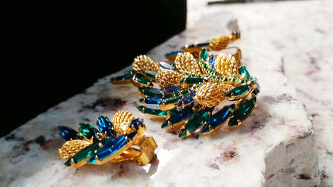 VINTAGE SPARKLING ROYAL BLUE & EMERALD GREEN MARQUIS AND ROUND RHINESTONE PIN AND EARRINGS SET