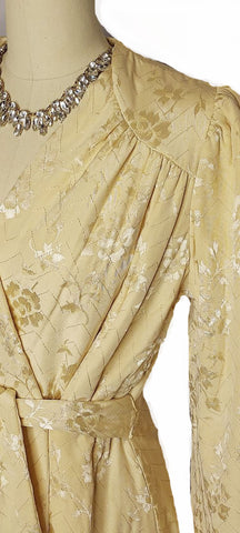 VINTAGE 1940S / 1950S ROYAL MAID JACQUARD BROCADE QUILTED DRESSING GOWN/ROBE IN GOLD DUST