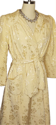 VINTAGE 1940S / 1950S ROYAL MAID JACQUARD BROCADE QUILTED DRESSING GOWN/ROBE IN GOLD DUST
