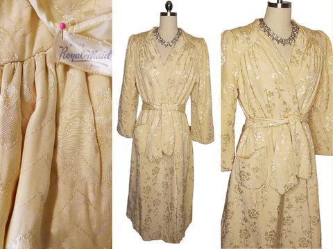 VINTAGE 1940S / 1950S ROYAL MAID JACQUARD BROCADE QUILTED DRESSING GOWN/ROBE IN GOLD DUST