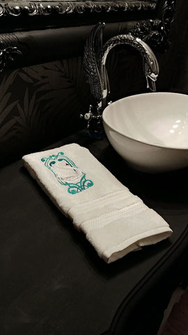 NEW - LUXURIOUS ELEGANT ART DECO WHITE SWAN EMBROIDERED HAND TOWEL - (1 TOWEL ONLY)   WOULD MAKE A WONDERFUL GIFT!