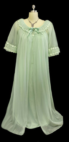 VINTAGE TOSCA PEIGNOIR & NIGHTGOWN SET ADORNED WITH RUCHING & EMBROIDERED FLOWERS IN HONEY DEW