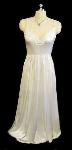 VINTAGE BRIDAL WEDDING NIGHT VAL MODE PEIGNOIR & NIGHTGOWN SET ADORNED WITH LACE APPLIQUES - NEW WITH TAG