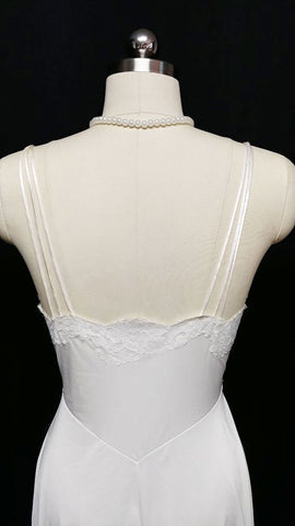 VINTAGE VANITY FAIR BRIDAL TROUSSEAU EXQUISITE LACE NYLON TRICOT NIGHTGOWN IN WINTER SNOW