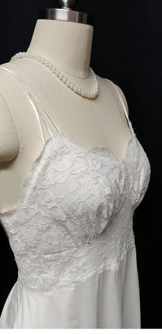 VINTAGE VANITY FAIR BRIDAL TROUSSEAU EXQUISITE LACE NYLON TRICOT NIGHTGOWN IN WINTER SNOW
