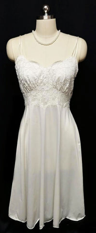 VINTAGE VANITY FAIR BRIDAL TROUSSEAU EXQUISITE LACE NYLON TRICOT NIGHTGOWN IN WINTER SNOW