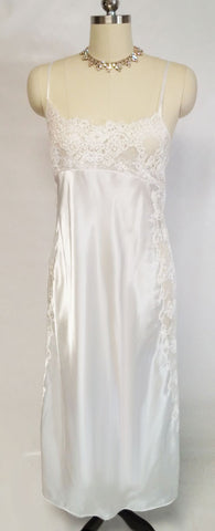GORGEOUS VICTORIA’S SECRET BRIDAL TROUSSEAU GLEAMING SATIN BIAS NIGHTGOWN ADORNED WITH SILVER & WHITE LACE WITH SPARKLING CORDING
