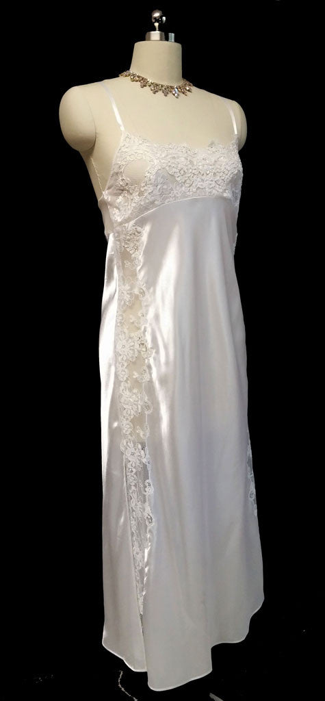GORGEOUS VICTORIA’S SECRET BRIDAL TROUSSEAU GLEAMING SATIN BIAS NIGHTGOWN ADORNED WITH SILVER & WHITE LACE WITH SPARKLING CORDING