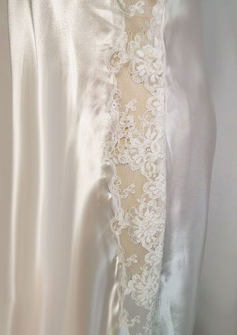 GORGEOUS VICTORIA’S SECRET BRIDAL TROUSSEAU GLEAMING SATIN BIAS NIGHTGOWN ADORNED WITH SILVER & WHITE LACE WITH SPARKLING CORDING