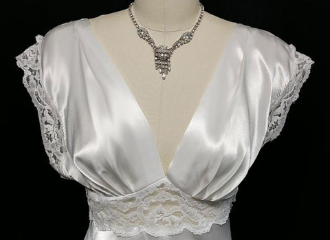 VINTAGE LUXURIOUS BRIDAL TROUSSEAU GLEAMING SATIN &  LACE BIAS NIGHTGOWN