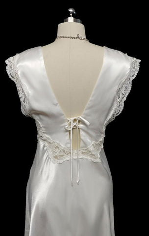 VINTAGE LUXURIOUS BRIDAL TROUSSEAU GLEAMING SATIN &  LACE BIAS NIGHTGOWN