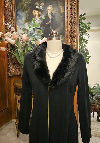 BLACK LIGHTWEIGHT DUSTER COAT FOR IN BETWEEN SEASONS WITH A FAUX FUR COLLAR