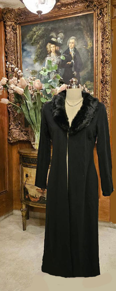BLACK LIGHTWEIGHT DUSTER COAT FOR IN BETWEEN SEASONS WITH A FAUX FUR COLLAR