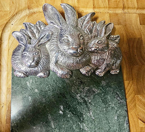 VINTAGE 1986 ARTHUR COURT METAL GREEN MARBLE BUNNY RABBIT CHARCUTERIE BOARD CHEESE TRAY APPETIZER SERVING BOARD
