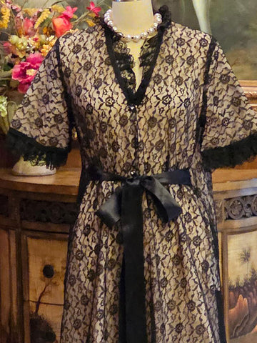 VINTAGE 1950s - 1960s OLD HOLLYWOOD PEIGNOIR - BLACK LACE & PINK ORGANZA  WITH SPARKLING RHINESTONE BUTTONS