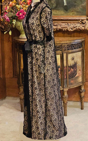 VINTAGE 1950s - 1960s OLD HOLLYWOOD PEIGNOIR - BLACK LACE & PINK ORGANZA  WITH SPARKLING RHINESTONE BUTTONS