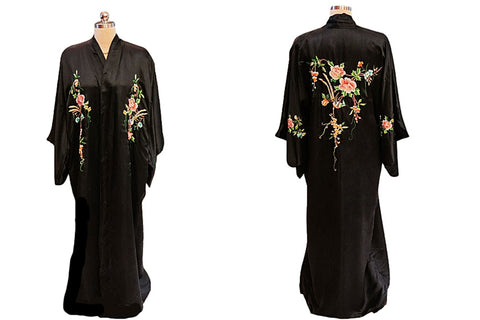 VINTAGE 70s / 80s BLACK SILK CHINESE KIMONO ROBE – EXQUISITE EMBROIDERY AND LUXURIOUS SILK