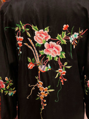 VINTAGE 70s / 80s BLACK SILK CHINESE KIMONO ROBE – EXQUISITE EMBROIDERY AND LUXURIOUS SILK
