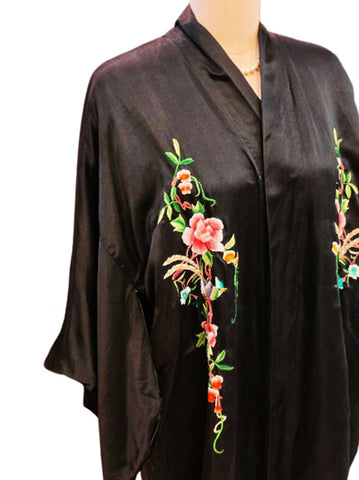 VINTAGE 70s / 80s BLACK SILK CHINESE KIMONO ROBE – EXQUISITE EMBROIDERY AND LUXURIOUS SILK