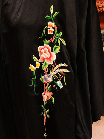 VINTAGE 70s / 80s BLACK SILK CHINESE KIMONO ROBE – EXQUISITE EMBROIDERY AND LUXURIOUS SILK