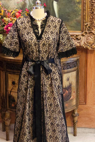 VINTAGE 1950s - 1960s OLD HOLLYWOOD PEIGNOIR - BLACK LACE & PINK ORGANZA  WITH SPARKLING RHINESTONE BUTTONS