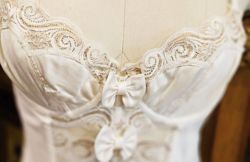 VINTAGE GLAMOROUS CHRISTIAN DIOR LACE GOLD WHITE LACE WITH PUFFY BOWS Vintage Clothing & Fashions | Midnight Glamour VINTAGE GLAMOROUS CHRISTIAN DIOR LACE GOLD WHITE LACE WITH PUFFY BOWS Vintage Clothing & Fashions | Midnight Glamour