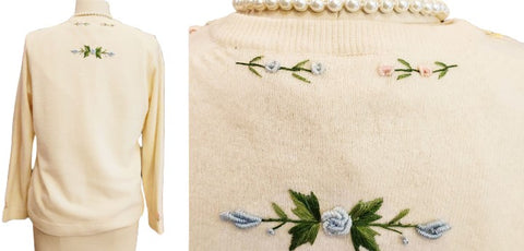 CHINA EMBROIDERY CO. HONG KONG 1950S DEEP CREAM SWEATER  3-D ROSEBUD FLOWERS & YARN LEAVES  VINTAGE PEARL BUTTON CARDIGAN  FULLY LINED