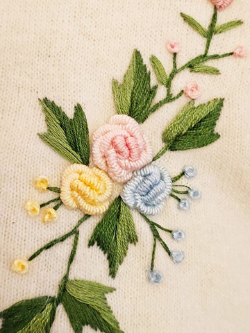 CHINA EMBROIDERY CO. HONG KONG 1950S DEEP CREAM SWEATER  3-D ROSEBUD FLOWERS & YARN LEAVES  VINTAGE PEARL BUTTON CARDIGAN  FULLY LINED