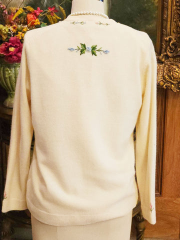 CHINA EMBROIDERY CO. HONG KONG 1950S DEEP CREAM SWEATER  3-D ROSEBUD FLOWERS & YARN LEAVES  VINTAGE PEARL BUTTON CARDIGAN  FULLY LINED