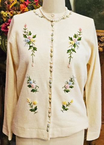 CHINA EMBROIDERY CO. HONG KONG 1950S DEEP CREAM SWEATER  3-D ROSEBUD FLOWERS & YARN LEAVES  VINTAGE PEARL BUTTON CARDIGAN  FULLY LINED