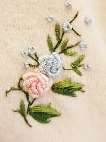 CHINA EMBROIDERY CO. HONG KONG 1950S DEEP CREAM SWEATER  3-D ROSEBUD FLOWERS & YARN LEAVES  VINTAGE PEARL BUTTON CARDIGAN  FULLY LINED