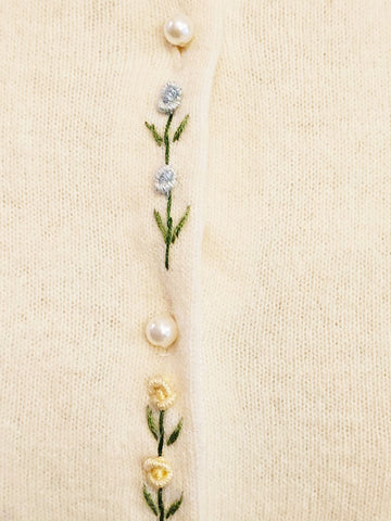 CHINA EMBROIDERY CO. HONG KONG 1950S DEEP CREAM SWEATER  3-D ROSEBUD FLOWERS & YARN LEAVES  VINTAGE PEARL BUTTON CARDIGAN  FULLY LINED