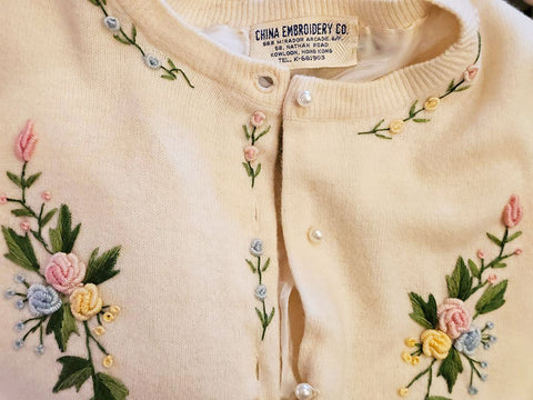 CHINA EMBROIDERY CO. HONG KONG 1950S DEEP CREAM SWEATER  3-D ROSEBUD FLOWERS & YARN LEAVES  VINTAGE PEARL BUTTON CARDIGAN  FULLY LINED