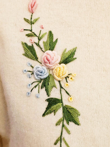 CHINA EMBROIDERY CO. HONG KONG 1950S DEEP CREAM SWEATER  3-D ROSEBUD FLOWERS & YARN LEAVES  VINTAGE PEARL BUTTON CARDIGAN  FULLY LINED