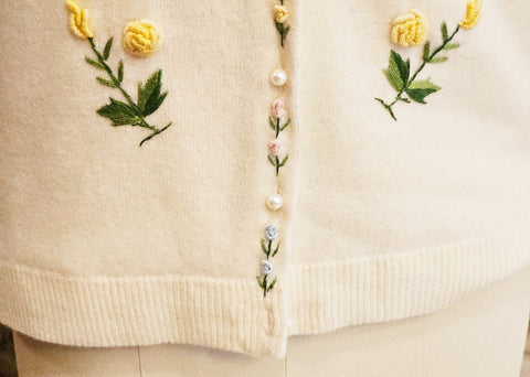 CHINA EMBROIDERY CO. HONG KONG 1950S DEEP CREAM SWEATER  3-D ROSEBUD FLOWERS & YARN LEAVES  VINTAGE PEARL BUTTON CARDIGAN  FULLY LINED