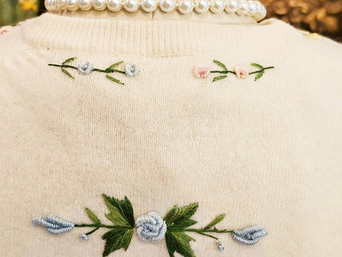 CHINA EMBROIDERY CO. HONG KONG 1950S DEEP CREAM SWEATER  3-D ROSEBUD FLOWERS & YARN LEAVES  VINTAGE PEARL BUTTON CARDIGAN  FULLY LINED