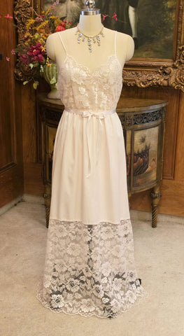 VINTAGE DEENA PALE PINK LACEY SATIN PEIGNOIR & GOWN SET - NEW OLD STOCK
