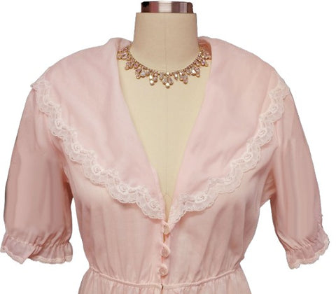 VINTAGE 1980s DESIGNER DIANE VON FURSTENBERG PINK PEIGNOIR ADORNED WITH SCALLOPED LACE