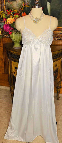 VINTAGE NEW WITH TAG DONNA RICHARD LACE & SATIN PEIGNOIR AND NIGHTGOWN BRIDAL SET