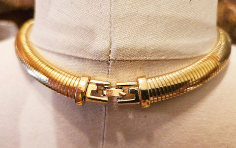 VINTAGE '80s GIVENCHY GOLD TONE METAL OMEGA CHAIN CHOKER COLLAR NECKLACE SIGNED NECKLACE