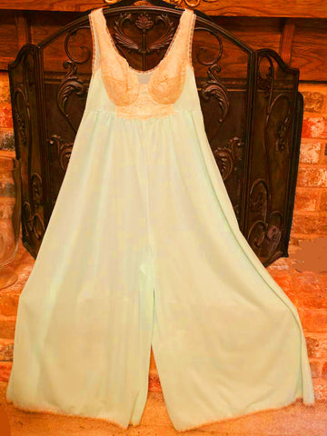 VINTAGE HOLLYWOOD VASSARETTE MINT GREEN PALAZZO NIGHTGOWN -  ECRU IVORY LACE -  BUILT IN BRA - RARE