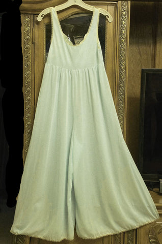 VINTAGE HOLLYWOOD VASSARETTE MINT GREEN PALAZZO NIGHTGOWN -  ECRU IVORY LACE -  BUILT IN BRA - RARE