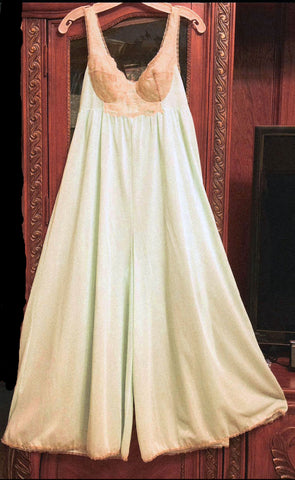 VINTAGE HOLLYWOOD VASSARETTE MINT GREEN PALAZZO NIGHTGOWN -  ECRU IVORY LACE -  BUILT IN BRA - RARE