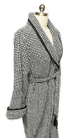 FABULOUS SOPHISTICATED VINTAGE I. MAGNIN BLACK & WHITE HOUNDSTOOTH ROBE WITH TASSEL BELT