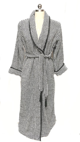 FABULOUS SOPHISTICATED VINTAGE I. MAGNIN BLACK & WHITE HOUNDSTOOTH ROBE WITH TASSEL BELT